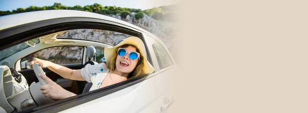 Mulher Branca Loira Sorridente Usando Chapéu Óculos Sol Desfrutando Sua — Fotografia de Stock