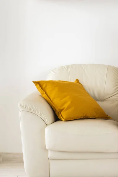 把柔软的黄色枕头贴在米黄色的沙发上 内饰细节 — 图库照片