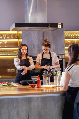 İki profesyonel şefler büyük mutfak gıda hazırlama