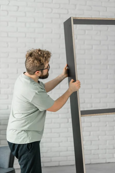 Jonge Aantrekkelijke Man Monteert Meubels Handwerker Interieur Objecten — Stockfoto