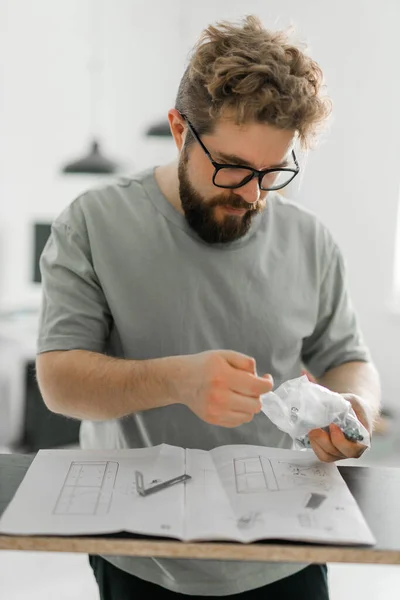 Młody Atrakcyjny Mężczyzna Montuje Meble Handwerker Obiekty Wewnętrzne — Zdjęcie stockowe