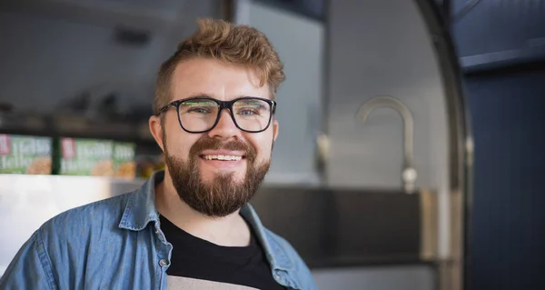 Retrato Joven Emprendedor Creativo Sonriendo Lugar Trabajo Moderno Bearded Millennial — Foto de Stock