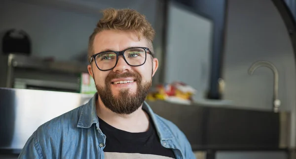 Portrait Young Creative Entrepreneur Smiling Modern Workplace Bearded Millennial Freelancer — Stock Photo, Image