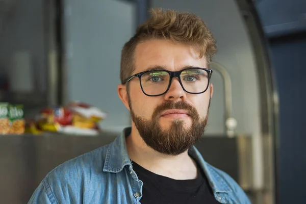Retrato Joven Emprendedor Creativo Sonriendo Lugar Trabajo Moderno Bearded Millennial — Foto de Stock