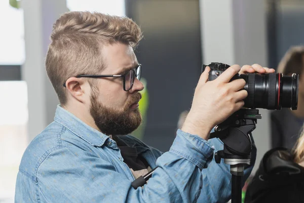 Man Videomaker Trabalha Conferência Notícias Câmera Vídeo Moderna Com Uma — Fotografia de Stock
