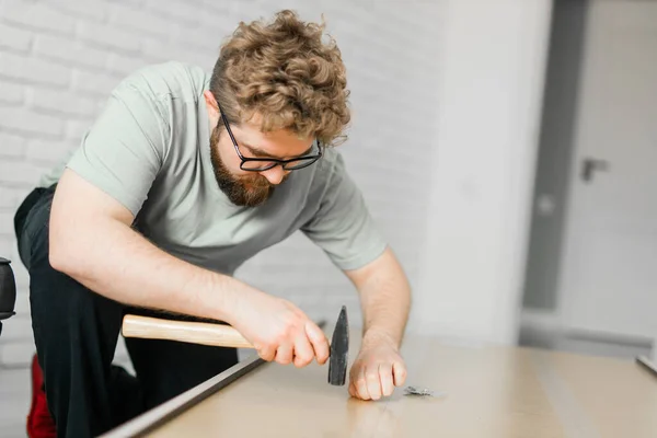 Jonge Aantrekkelijke Man Monteert Meubels Handwerker Interieur Objecten — Stockfoto