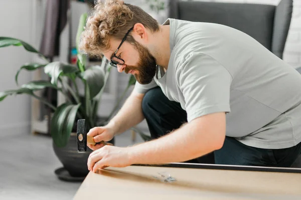 Bearded Millennial Man Assemble His Bookcase Uses Tools Furniture Furniture — Stock Photo, Image