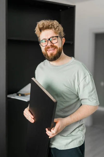Baard Millennial Man Assembleren Zijn Boekenkast Hij Gebruikt Gereedschap Voor — Stockfoto