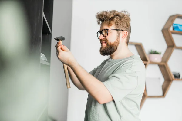 Młody Atrakcyjny Mężczyzna Montuje Meble Handwerker Obiekty Wewnętrzne — Zdjęcie stockowe