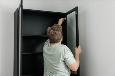 Mobilya montajı yapan bir adamın portresi. Mobilya montajını kendin yap..