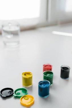 Pencere kenarındaki kavanozlar dolusu guaj - resim ve çizim dersleri konsepti