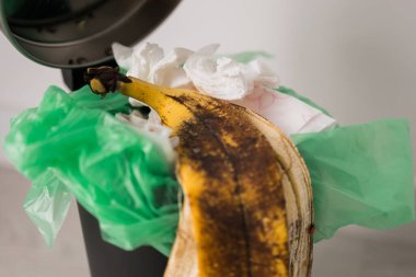 Çöp tenekesinde yiyecek israfı. Gıda israfı acil bir küresel sorundur. Yiyecek kaybı, atılmamış ya da yenmemiş yemektir.