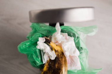 Çöp tenekesinde yiyecek israfı. Gıda israfı acil bir küresel sorundur. Yiyecek kaybı, atılmamış ya da yenmemiş yemektir.