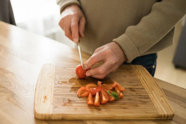 Oigenkännlig Senior Man Skära Tomater Hackbräda Köket — Stockfoto