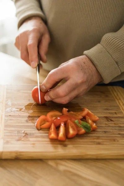 Matlagning Mat Och Hem Concept Närbild Manlig Hand Skära Tomat — Stockfoto