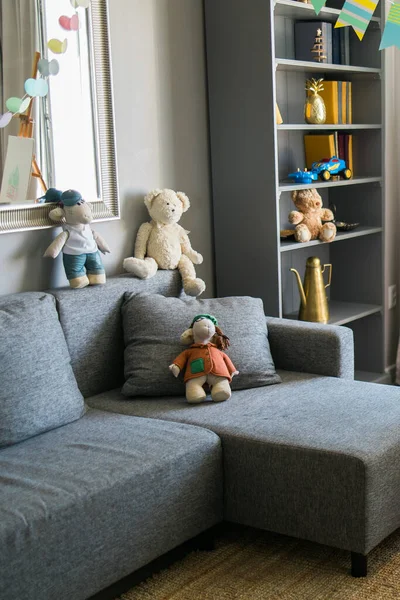 Raflar Oyuncak Ayılar Oyuncaklarla Dolu Şık Bir Skandinav Çocuk Odası — Stok fotoğraf