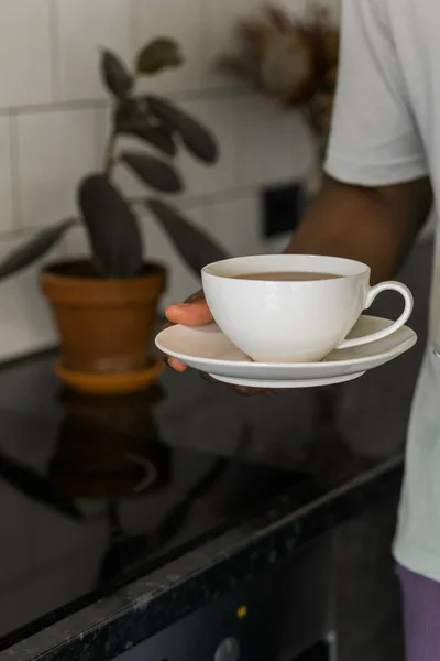 Африканский Американец Держит Чашку Руке Предлагает Концепцию Чая — стоковое фото