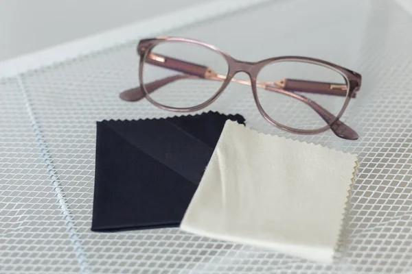 Glazen Vodden Voor Lensdoekjes Plank Accessoires Voor Bril Concept — Stockfoto