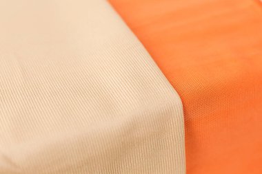 Temizlik için lifli bez. Temizlik bezi. Beyaz arka planda turuncu bez..