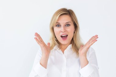 Beyaz arka planda tek başına duran çığlık atan genç kadın şaşırdı. Kameraya bak