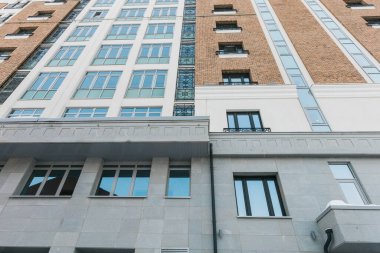 Düz binalı, modern apartman dairesinin bir parçası. New Lüks Ev ve Ev Kompleksinin ayrıntıları. Şehir Emlak ve Mimarisi 'nin bir parçası. Boşluğu kopyala.