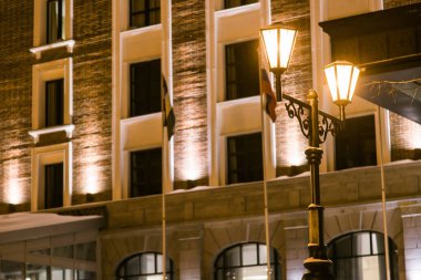 Gece vakti balkonlu bir apartmanın alçak açılı görüntüsü.