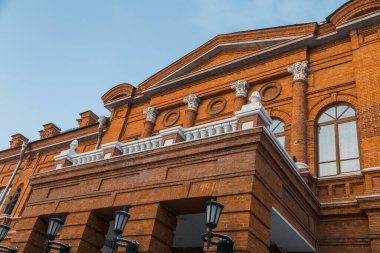 Klasik mimari bina. Şehirdeki tarihi tiyatro binasını kapatın..