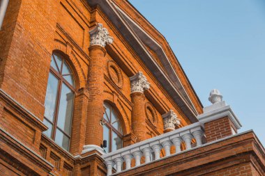 Klasik mimari bina. Şehirdeki tarihi tiyatro binasını kapatın..