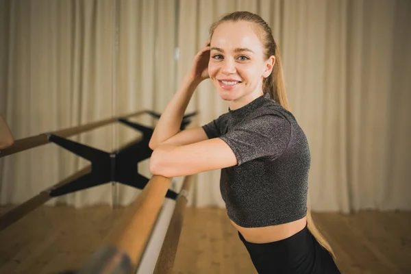 Mujer Joven Activa Retrato Ballet Femenino Clase Danza Contemporánea Profesor — Foto de Stock