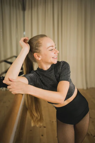 Actieve Jonge Vrouw Portret Vrouwelijke Ballet Hedendaagse Dans Leraar Klasse — Stockfoto