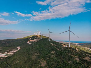 Rüzgar santralleri Rüzgar enerjisi, rüzgar türbinleri aracılığıyla elektrik enerjisi için mekanik güç jeneratörleri için hava akımının kullanılmasıdır.