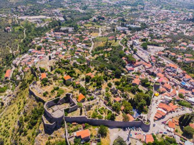 Karadağ 'ın eski kasaba barındaki eski kalenin harabelerine hava manzarası