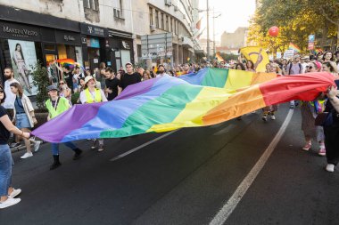 BELGRAD, SERBIA - 09 Eylül 2023: EuroPride. Sırbistan 'ın Belgrad kentinde düzenlenen Gay Onur Yürüyüşüne LGBT odaklı insanlar katılıyor. Gey, lezbiyen, trans, hetero insanlar LGBT Onur Yürüyüşü.
