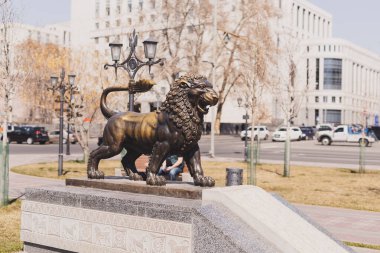 - Evet, evet. Arminya 'da. 29 Mart 2022: Erivan şehrinin merkezinde Bronz Aslan heykeli