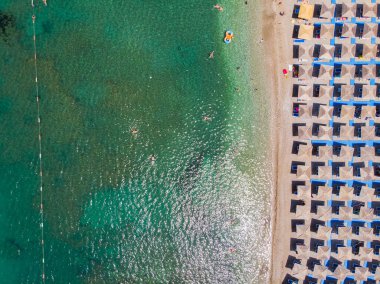 Hava fotoğrafları. Uçan bir dronun görüntüsü. Kumsalın kuş bakışı görüntüsü. Üst görünüm