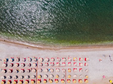 Hava fotoğrafları. Uçan bir dronun görüntüsü. Kumsalın kuş bakışı görüntüsü. Üst görünüm