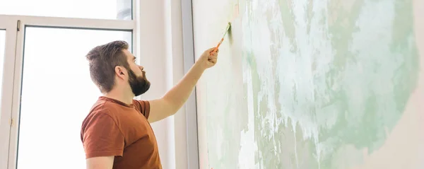 Hombre Suaviza Superficie Pared Con Una Amoladora Pared Moler Una — Foto de Stock