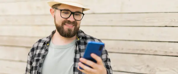Sonriente Teléfono Inteligente Uso Turístico Masculino Durante Las Vacaciones Verano — Foto de Stock