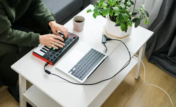 Aufnahme Elektronischer Musikstücke Mit Tragbarer Midi Tastatur Auf Einem Laptop — Stockfoto