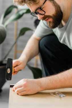 Mobilya montajı yapan bir adamın portresi. Mobilya montajını kendin yap..