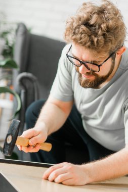 Sakallı milenyum adamı kitaplığını topla. Mobilya için aletler kullanıyor. İç oda daireleri için mobilyalar.