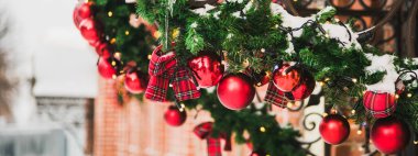 Bina açık Noel Noel ağaçlar çam dalları, süslemeleri ve garland ışıkları ile dekore edilmiş