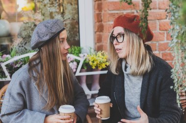 Genç bayan en iyi arkadaşlar birbirleriyle konuşuyor. Boş zamanlarında ilginç konuları tartışıyorlar. Hipster kızlar, eğleniyorlar ve eğleniyorlar.