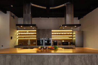 Yeni lüks ev, dolaplar ve paslanmaz çelik aletlerde modern minimalizm tarzı mutfak..