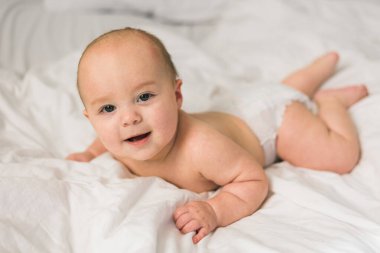 Mutlu bebek yatakta yatıp gülüyor. Alfa ve alfa jenerasyonu..