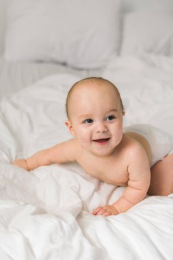 Mutlu bebek yatakta yatıp gülüyor. Alfa ve alfa jenerasyonu..