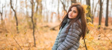 Sonbaharda, kendine güveni tam, genç bir Hintli kadının açık havada çekilmiş portresi. Mutlu ve doğal gülümseyen bir kadın. Z ve Z jenerasyonu gençliği