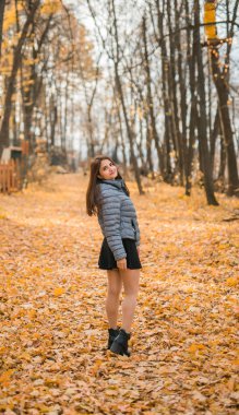 Sonbaharda, kendine güveni tam, genç bir Hintli kadının açık havada çekilmiş portresi. Mutlu ve doğal gülümseyen bir kadın. Z ve Z jenerasyonu gençliği