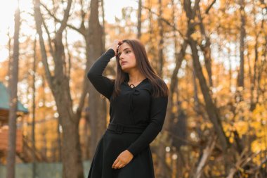 Sonbaharda, kendine güveni tam, genç bir Hintli kadının açık havada çekilmiş portresi. Mutlu ve doğal gülümseyen bir kadın. Z ve Z jenerasyonu gençliği