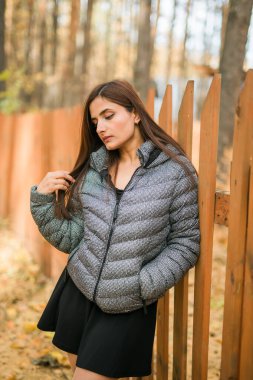 Açık havada güneşli bir sonbahar tatili yapan güzel Hintli genç bir kadının portresi. Z jenerasyonu ve Z jenerasyonu kavramı. Sonbahar Sezonu.